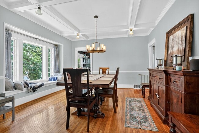 Building Photo - Great 3 Bedroom & 2 Full Baths In GREAT So...