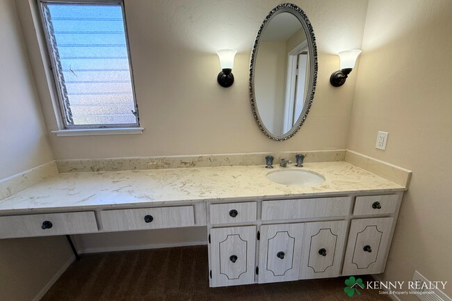 Building Photo - Large Updated 5 Bedroom Home in San Mateo ...