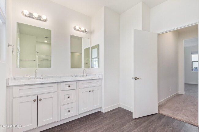 Building Photo - 3218 W Glendale Ave