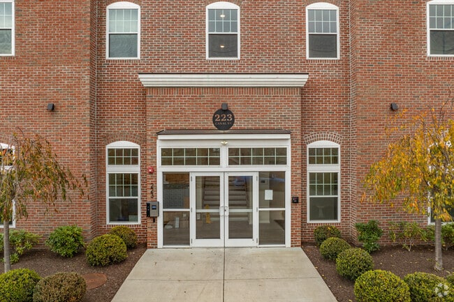 Building Photo - River Breeze Residential