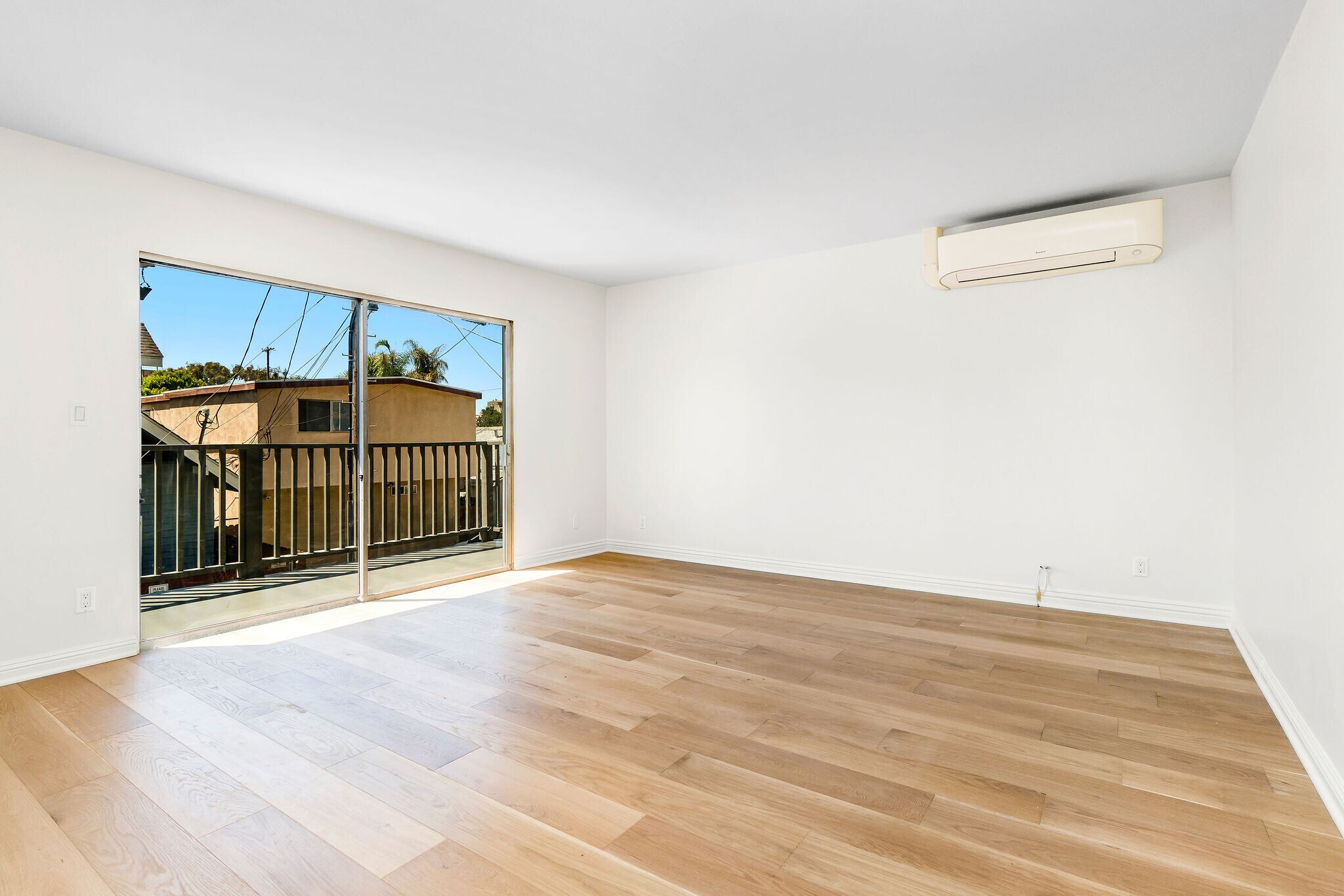bright, large living room with A/C - 40 18th Ave