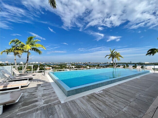 Building Photo - 9940 W Bay Harbor Dr
