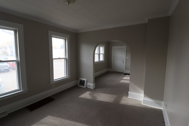 Building Photo - Large Updated 4 Bedroom Single Family Home