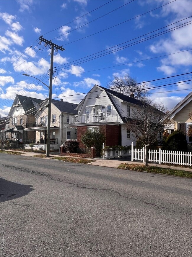 Building Photo - 18 Boone St