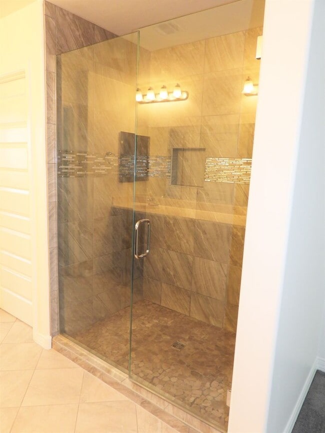 Building Photo - 4 Bedroom 2.5 Bathroom