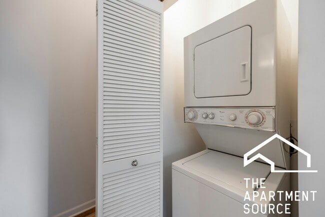 Building Photo - 2700 W North Ave