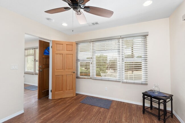 Building Photo - West Hills Home - Peaceful Semi-Rural Living