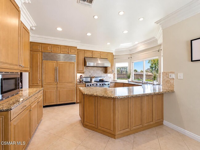 Building Photo - 5801 Middle Crest Dr