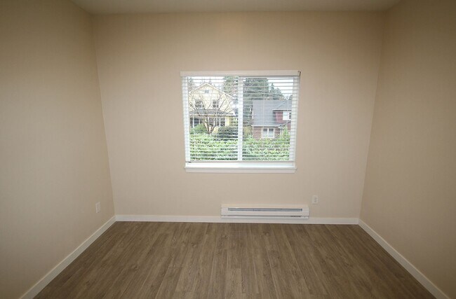 Building Photo - NEWER CONSTRUCTION 8 BEDROOM, 3 BATH HOME ...