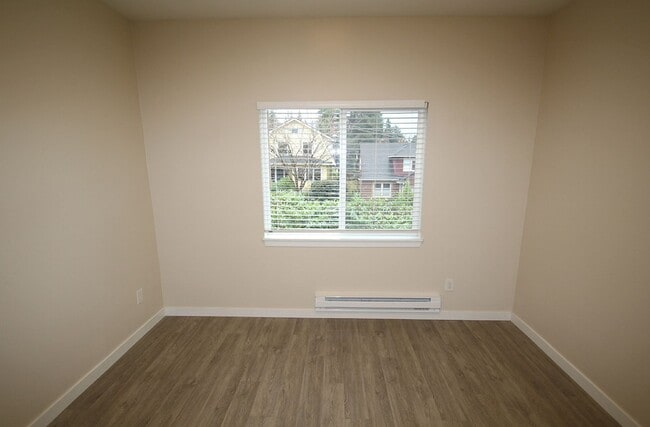 Building Photo - NEWER CONSTRUCTION 8 BEDROOM, 3 BATH HOME BY UW!