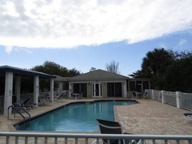 Building Photo - 815 Montrose Dr