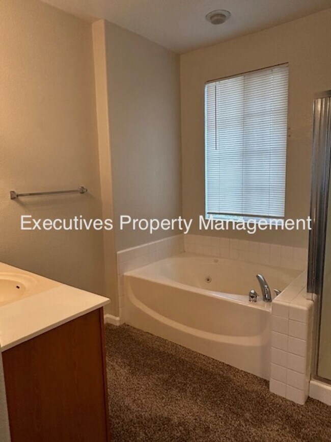 Building Photo - 3566 Santa Maria Ave