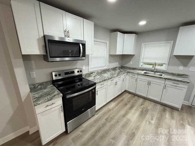 Building Photo - 705 N Main St