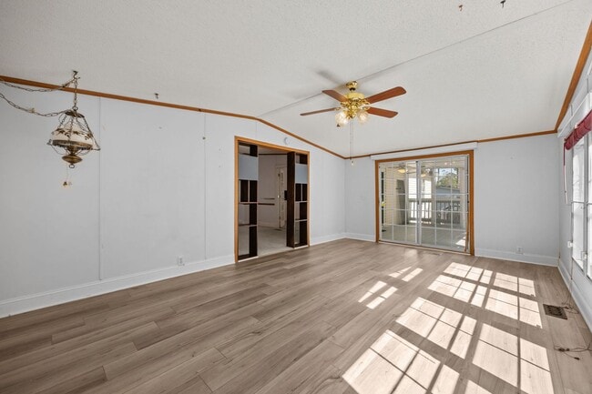 Building Photo - 4 bedroom 2 bathroom spacious home!