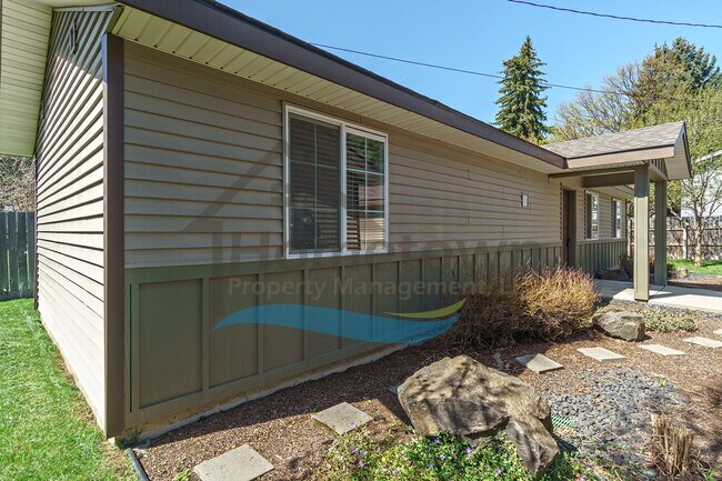 Building Photo - 2 Bedroom 1 Bath Home with Off-Street Parking Available in Coeur d'Alene!