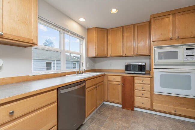 Building Photo - Spacious 6 Bed 3 Bath home in Ravenna