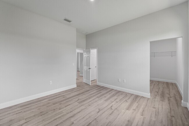 Building Photo - 556 Sherwood Ave S
