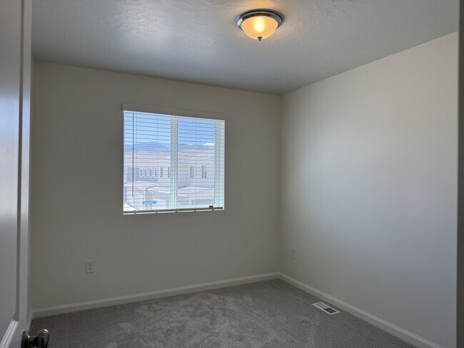 Building Photo - 203 E Arcade Dr