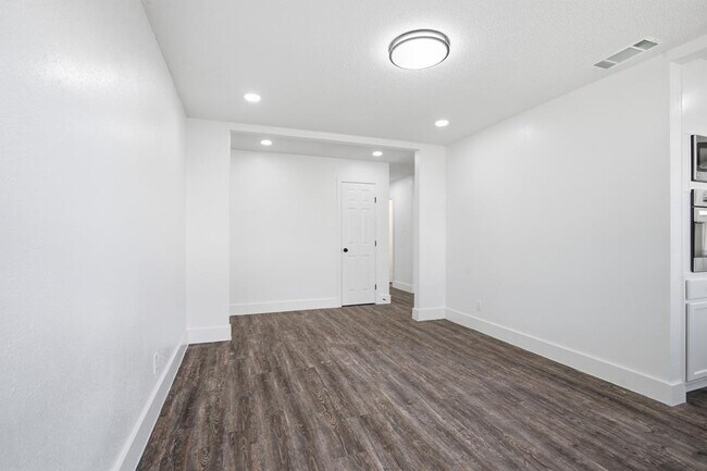 Building Photo - 1522 E 50th St