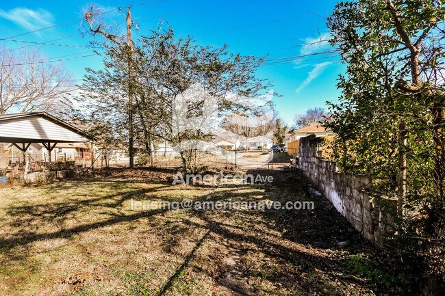 Building Photo - 1615 1st St S