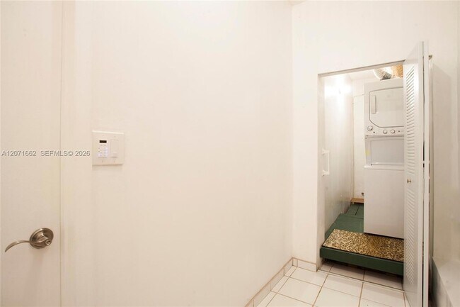 Building Photo - 4720 Pine Tree Dr