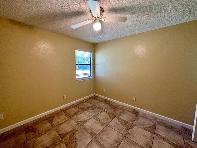 Building Photo - 2 Bedroom 1 Bath Available with Water, Tra...