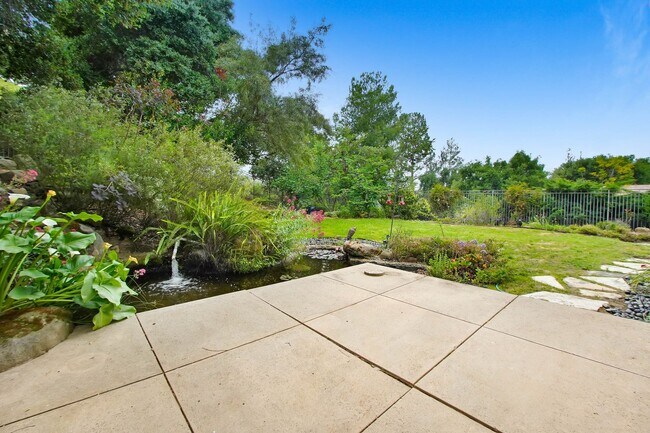 Building Photo - Rent this Beautiful 5 BEDROOM HOME NOW!