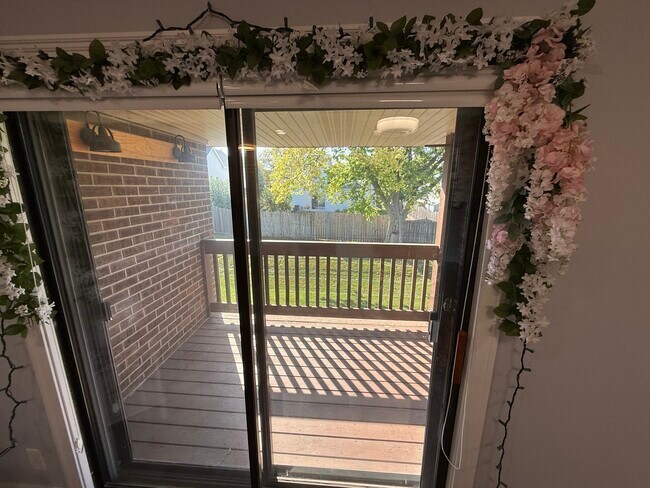 Building Photo - 803 Brook Dr