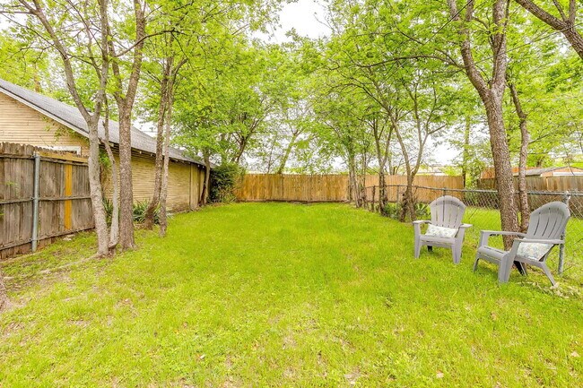 Building Photo - Charming 2-Bed Duplex in Heart of Fort Worth!