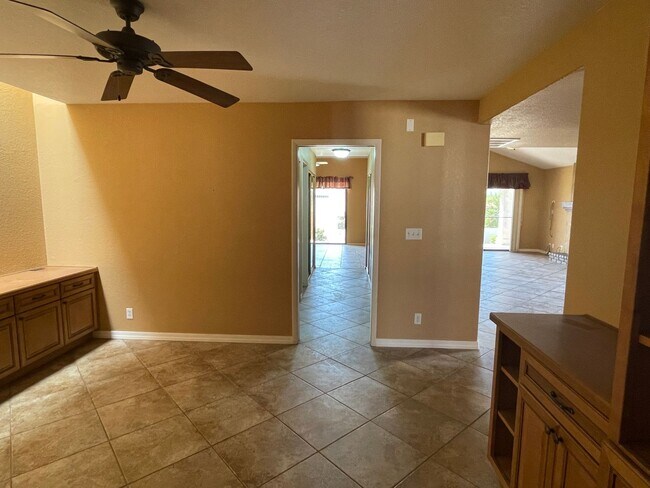 Building Photo - Desirable Windsor Beach Condo! Unfurnished...