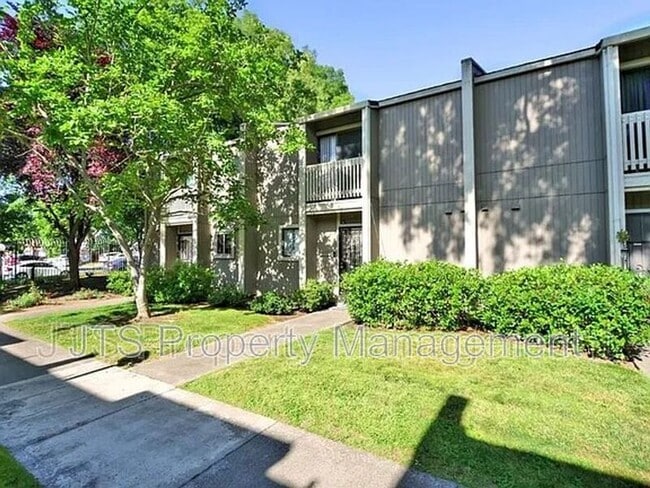 Building Photo - 45 Derow Ct