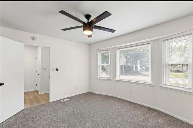 Building Photo - 602 SE Brentwood Dr