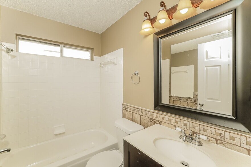 Building Photo - 2504 Creekwood Ln