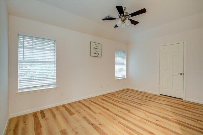 Building Photo - 1810 Oakleaf Cir