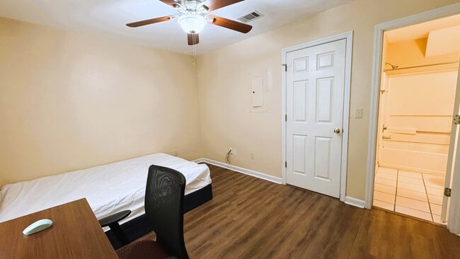 Building Photo - 2173 Timberwood Cir S
