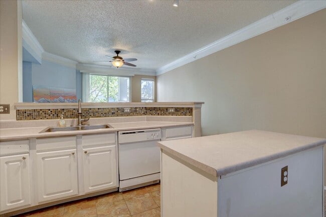 Building Photo - Beautiful 2bed/2bath/1car garage in Louisv...
