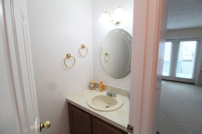 Building Photo - Charming 3-Bedroom Townhome for Rent with ...