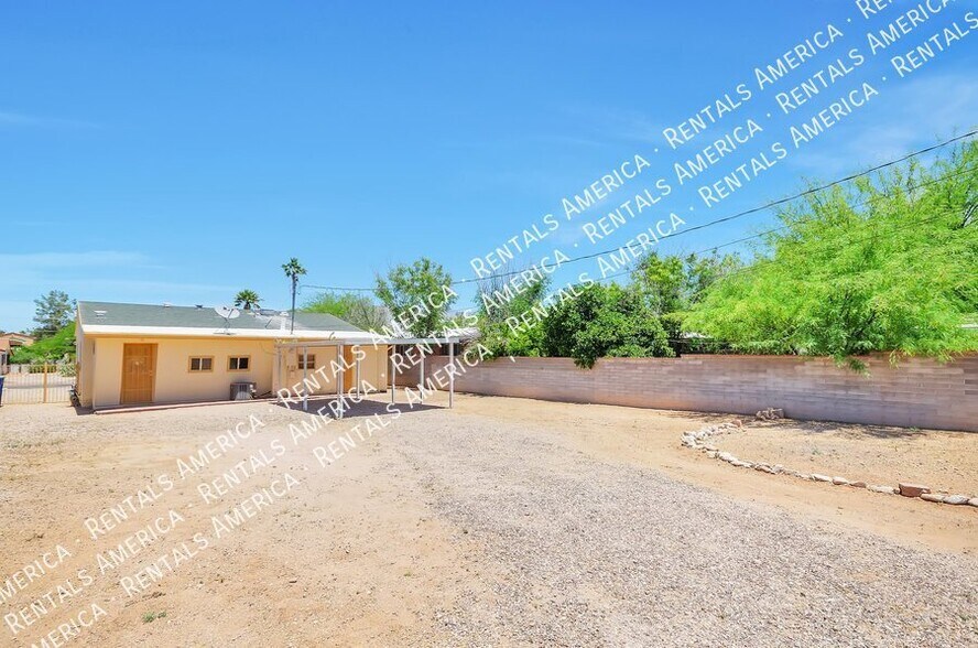 Building Photo - 1520 E Silver St