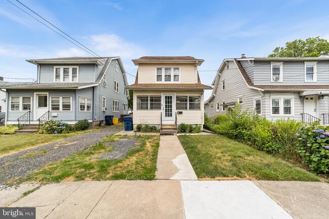 Building Photo - 762 Pilgrim Ave