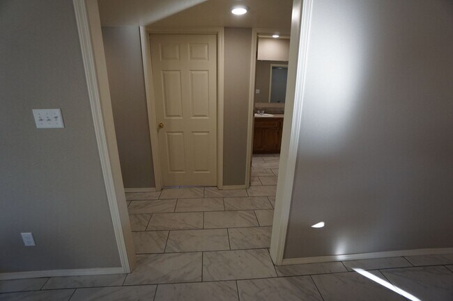 Building Photo - Completely Remodeled Like New 3 Bed 2 Bath...