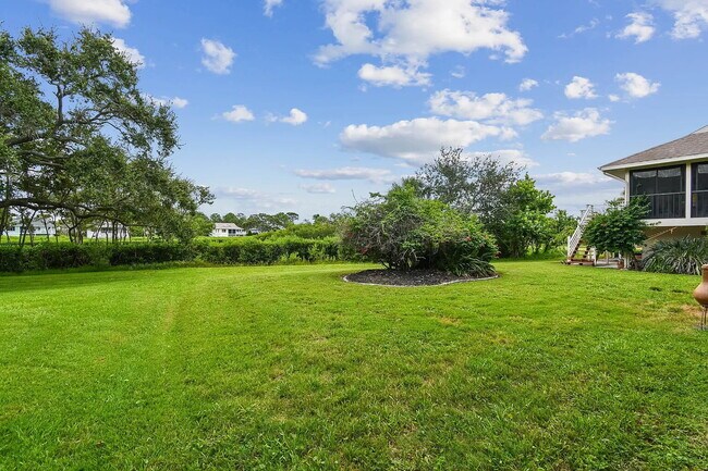 Building Photo - "Charming 3-Bed, 2-Bath Oasis at 1011a Sou...