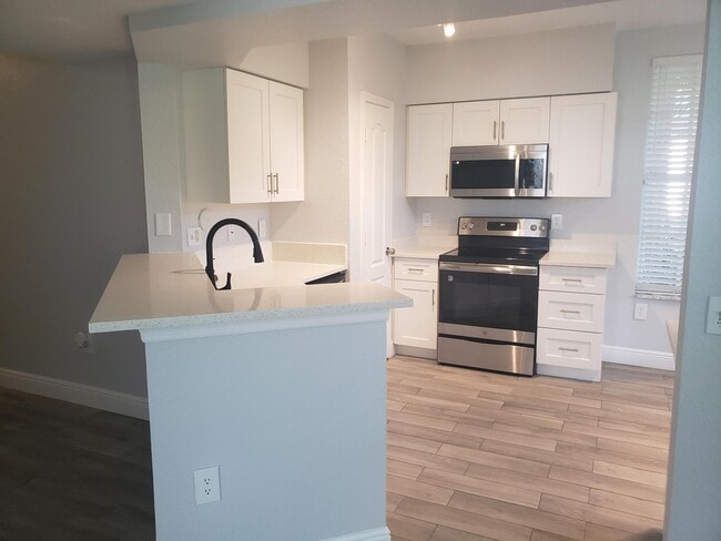 Building Photo - 909 Belmont Pl