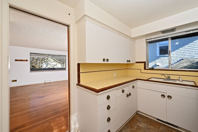 Building Photo - Mcgraw Triplex