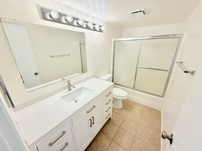 Building Photo - Freshly Updated 2-Bedroom Condo In The Mes...