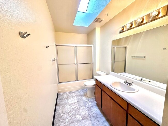 Building Photo - 1473 Manzanita Ave