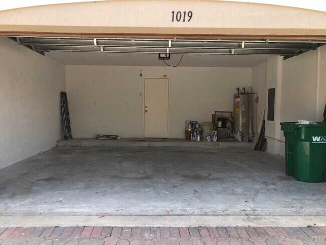 Building Photo - 1019 Big Torch St