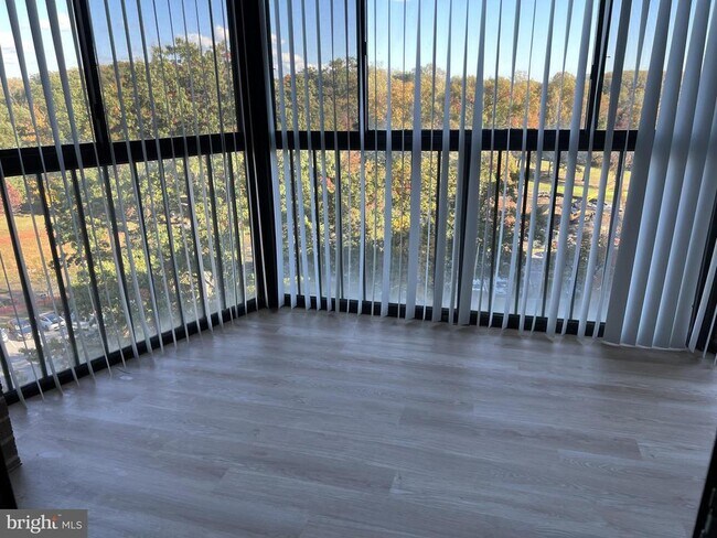 Building Photo - 15101 Interlachen Dr