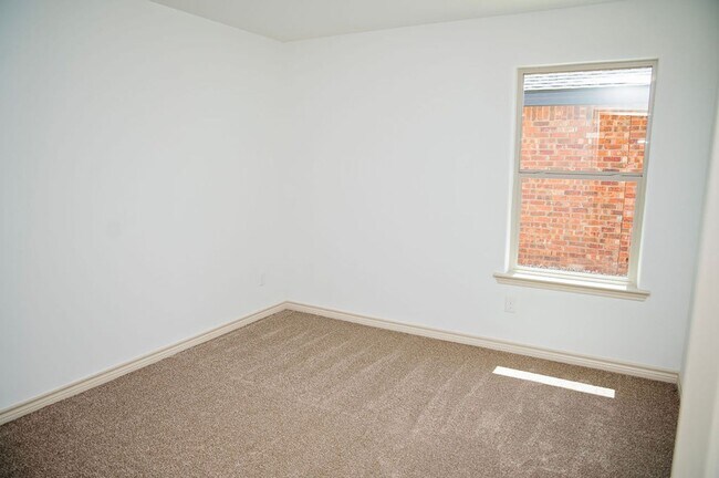 Building Photo - Fresh, Functional, and Move-In Ready | Sil...