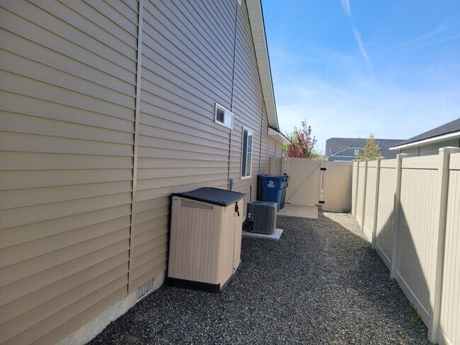 Building Photo - Executive Rental!