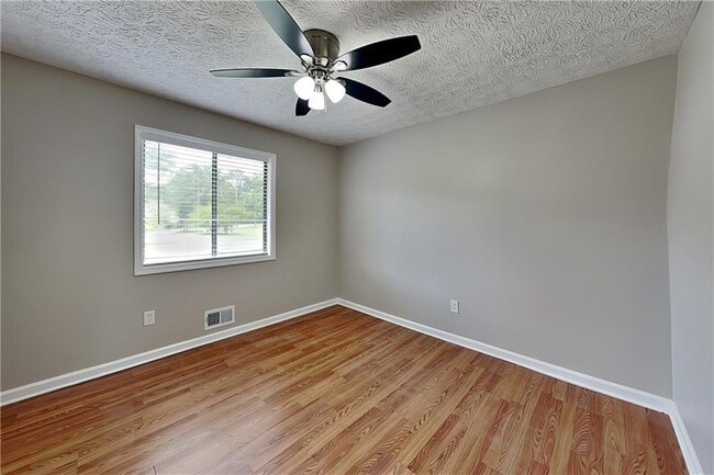 Building Photo - 151 Castleair Dr NE